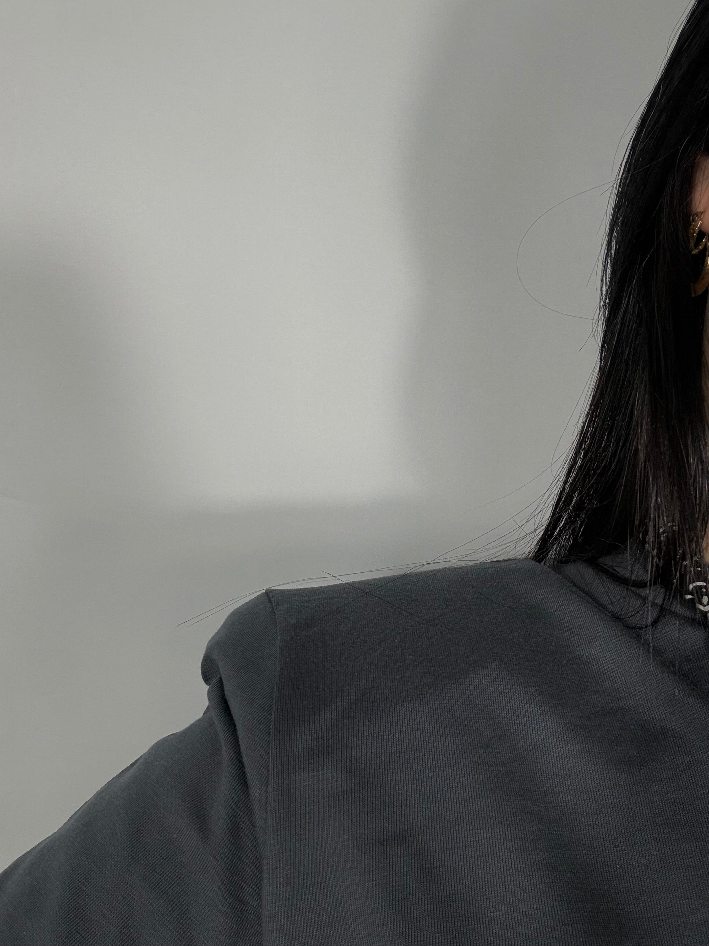 Maglia crop con spalline